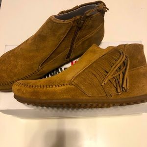 Minnetonka Lacy Boot Dusty Brown size 8.5